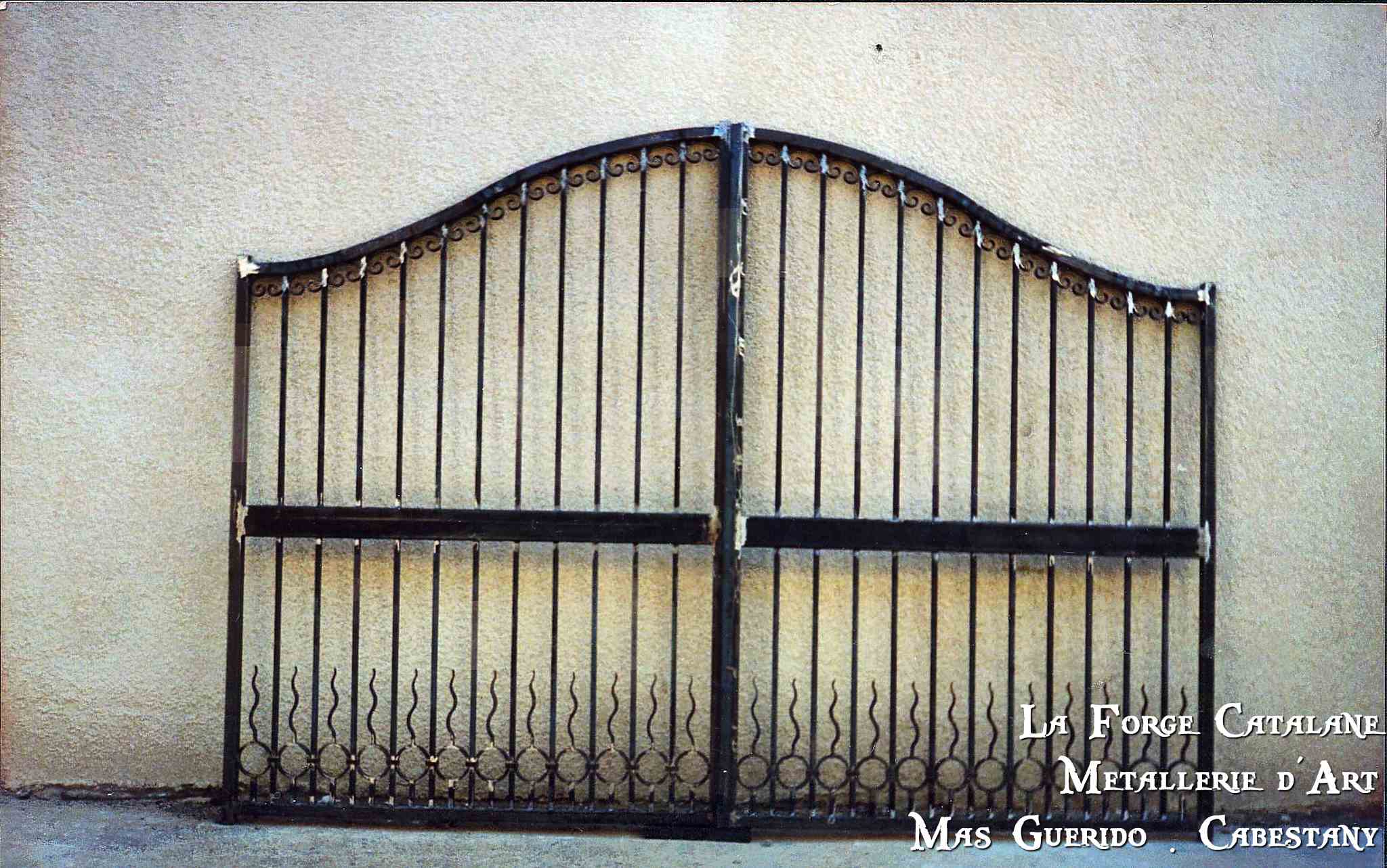 portail cintre barreaudage vertical motif flames  forge catalane.jpg